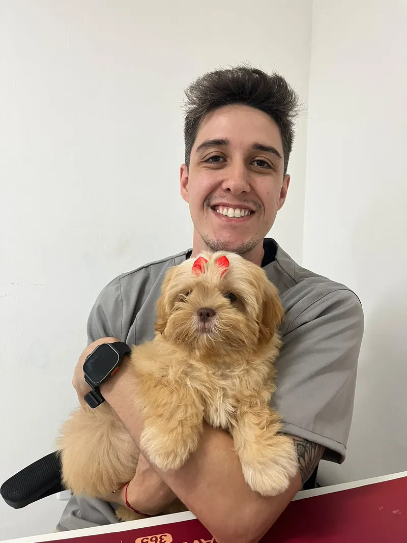 Dr. Pedro Stipp com um filhote de laço vermelho no colo